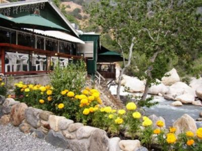 Отель The Gateway Restaurant & Lodge  Три Риверс